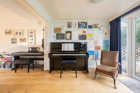 Elmcroft Close E11