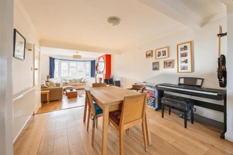 Elmcroft Close E11