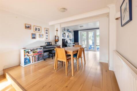 Elmcroft Close E11