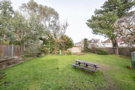 Elmcroft Close E11