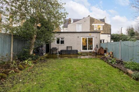 17, Teesdale Road E11