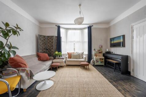 Neville Road E7