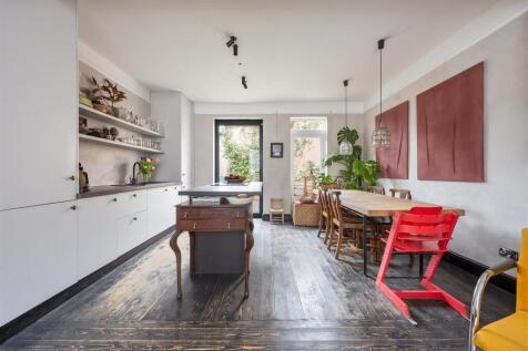 Neville Road E7