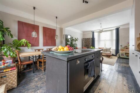 Neville Road E7