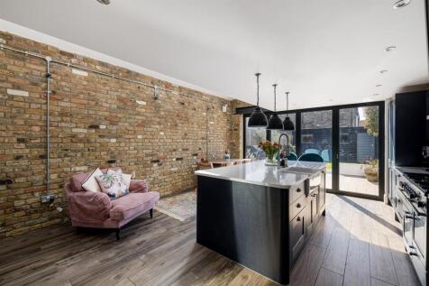 Station Road, E7