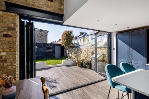 Station Road, E7