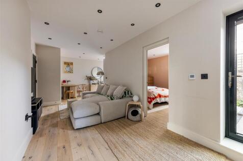 Radlett Close E7