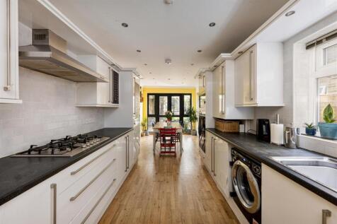 Barclay Road E11