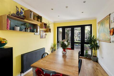 Barclay Road E11