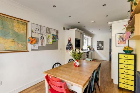 Barclay Road E11