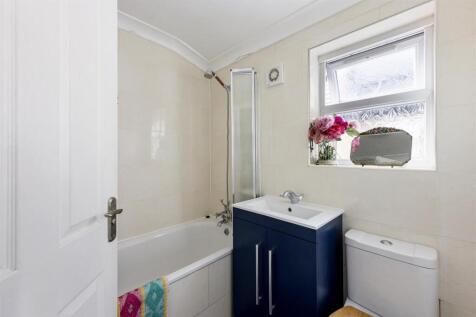 Barclay Road E11