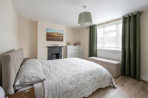 Cowley Road, E11