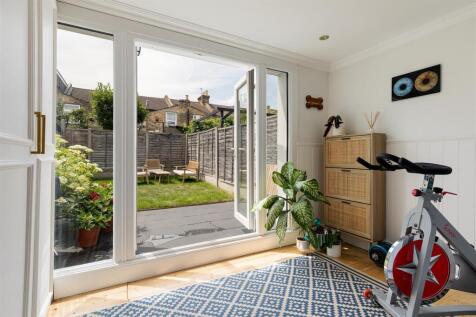 Selby Road, E11