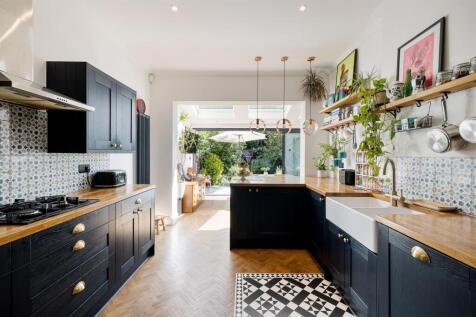 Woodcote Road, E11