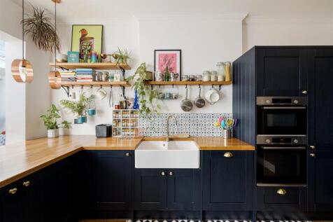 Woodcote Road, E11