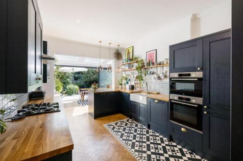 Woodcote Road, E11