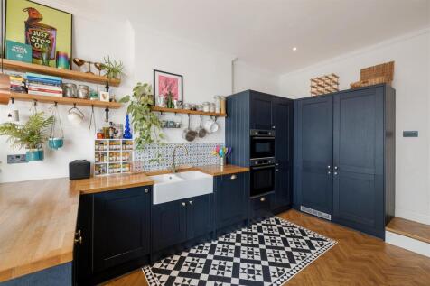 Woodcote Road, E11