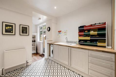 Woodcote Road, E11