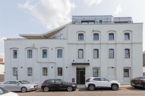 London Road, E13