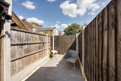 Green Street, E7