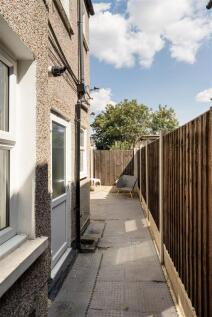 Green Street, E7