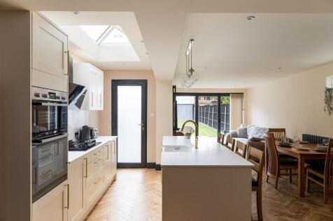 Hainault Road, E11