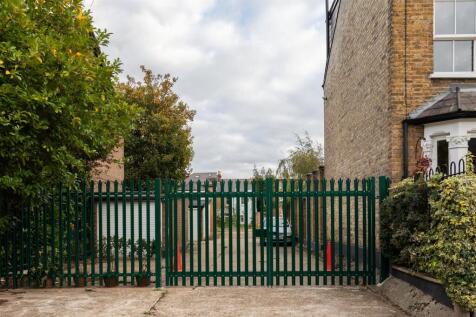 Hainault Road, E11