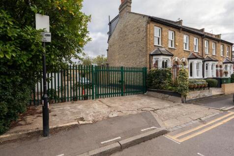 Hainault Road, E11
