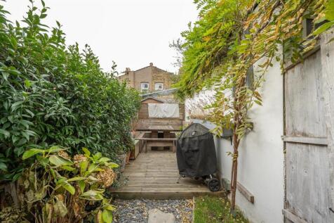 Ernald Avenue, E6