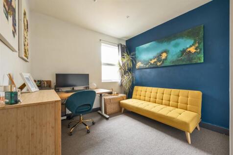 Ernald Avenue, E6