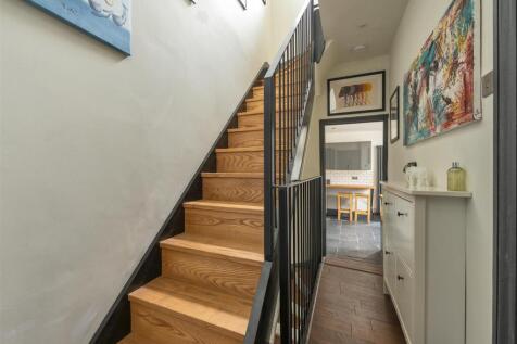 Ernald Avenue, E6