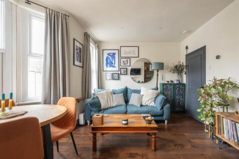 Ernald Avenue, E6