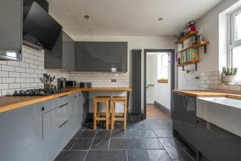 Ernald Avenue, E6