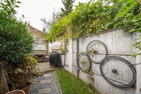 Ernald Avenue, E6