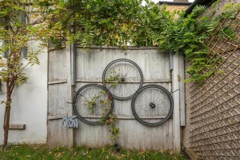 Ernald Avenue, E6