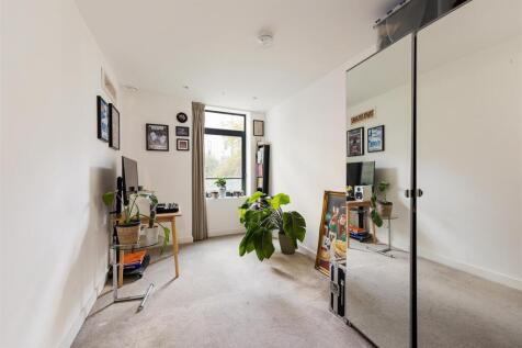 Honour Lea Avenue E20