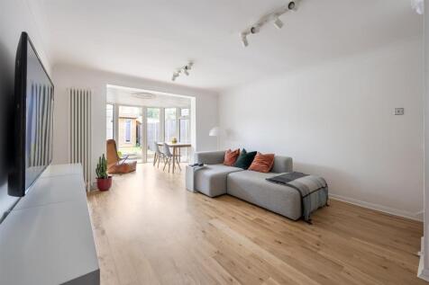 Greenstone Mews, E11