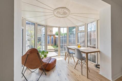 Greenstone Mews, E11