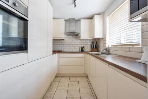 Greenstone Mews, E11