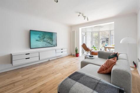 Greenstone Mews, E11