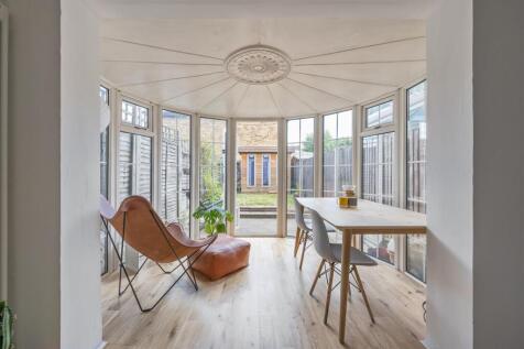 Greenstone Mews, E11