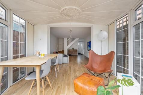 Greenstone Mews, E11