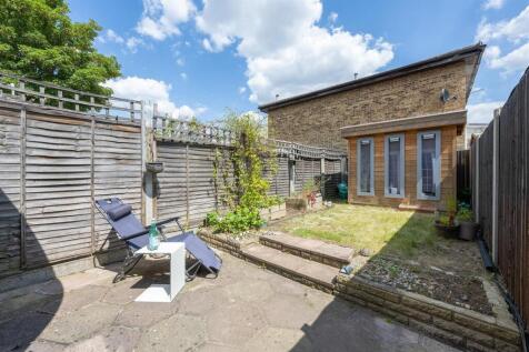 Greenstone Mews, E11