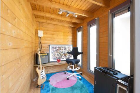 Greenstone Mews, E11