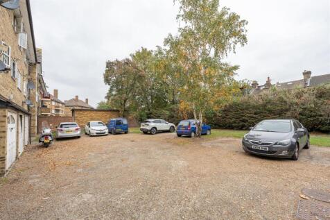 High Road Leytonstone, E11