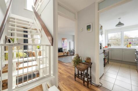 Queenswood Gardens, E11