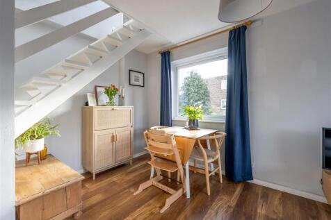 Queenswood Gardens, E11