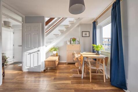 Queenswood Gardens, E11