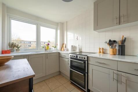 Queenswood Gardens, E11