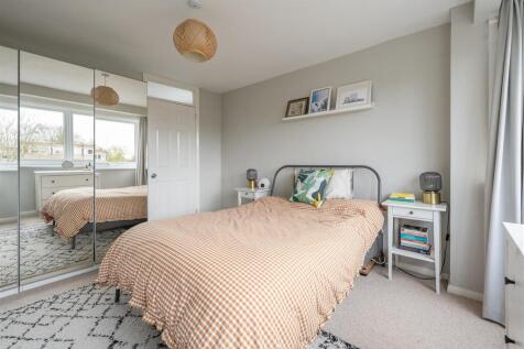 Queenswood Gardens, E11